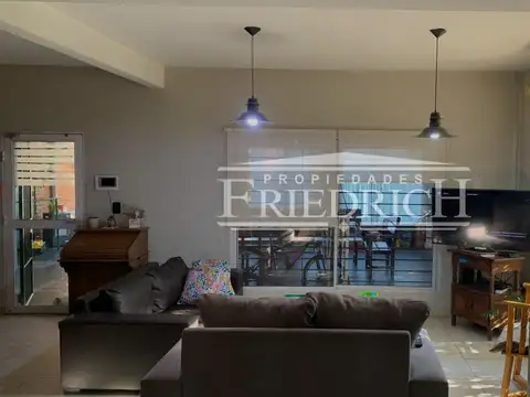 Casa 6 ambientes con 4 baños