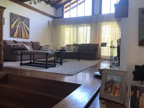 Casa en venta, 8 ambientes, Lomas de San Isidro. Pileta.