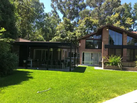 Casa en venta, 8 ambientes, Lomas de San Isidro. Pileta.