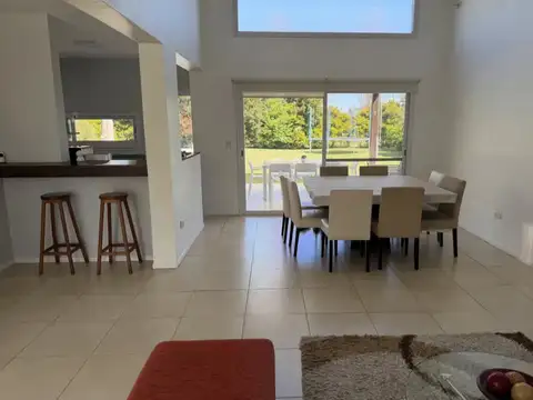 Casa 4 ambientes con 3 baños