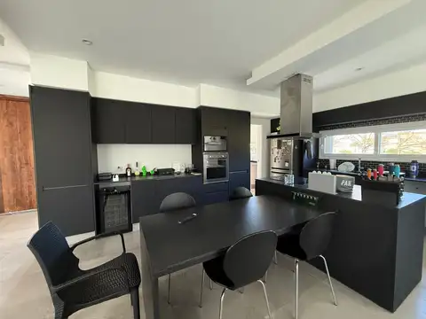 Casa 5 ambientes con 3 baños