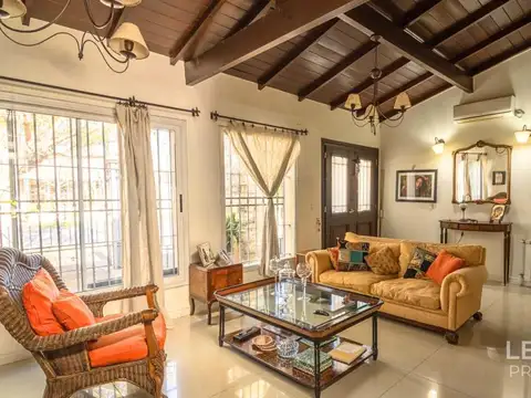 CASA 5 AMBIENTES CON GARAGE SOBRE LOTE DE TERRENO 395M2 