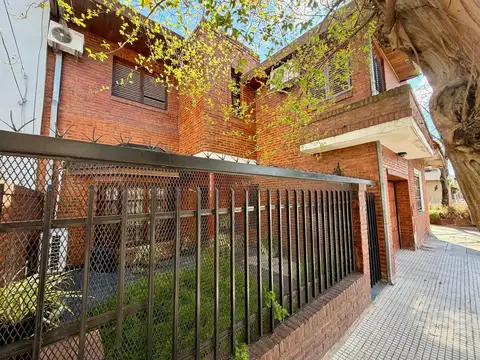 Excelente casa en villa devoto con cochera, quincho y parrilla