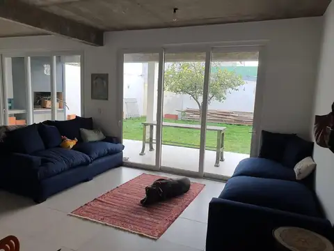 Casa 5 ambientes con 4 baños