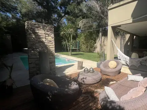 Casa 5 ambientes con 4 baños