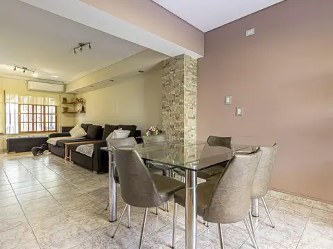 EXCELENTE DUPLEX A LA VENTA DE 3 AMBIENTES MAS PLAYROOM. PROXIMO AL CENTRO COMERCIAL DE BALLESTER