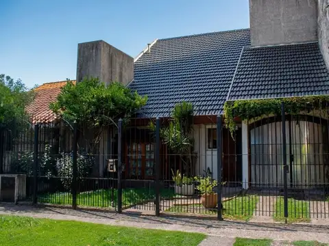 Venta casa de 4 ambientes en dos plantas