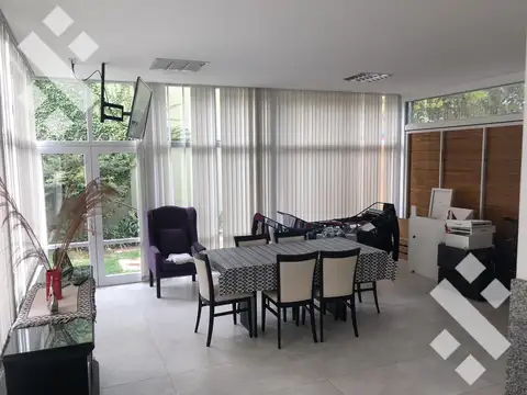 Casa 8 ambientes con 3 baños