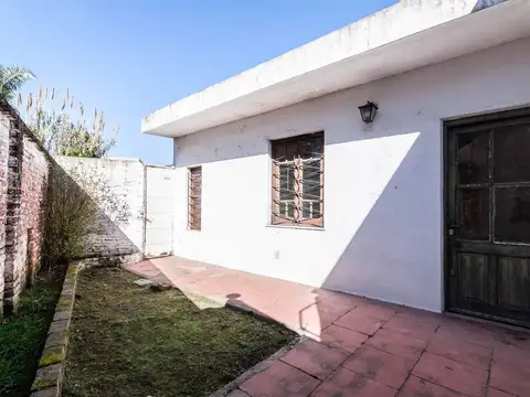 NUEVO VALOR - Casa jardín y patio a reciclar
