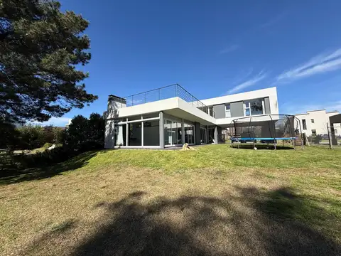 Casa en Venta con 2 cocheras