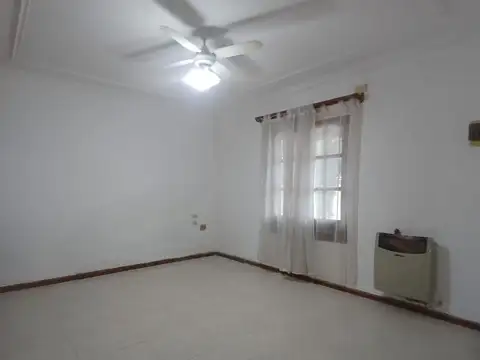 Casa 5 ambientes con 1 baño