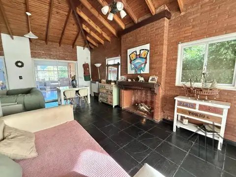 Casa 6 ambientes con 2 baños