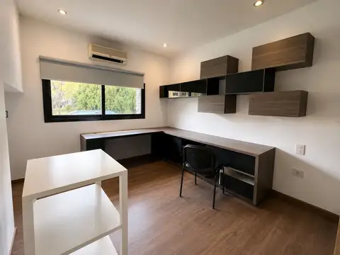 Casa en Alquiler con 4 cocheras