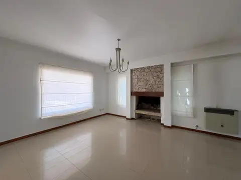 Casa 5 ambientes con 4 baños