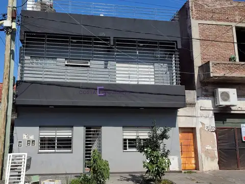 Excelente PH de 4 ambientes con patio y terraza