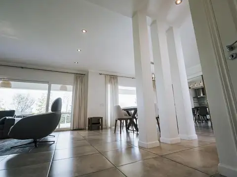 Casa en Venta con 4 cocheras