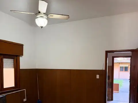 Casa en VENTA 6 ambientes con jardin y cochera amplia - La Tablada