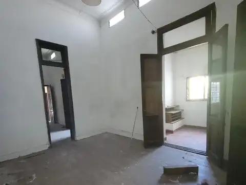 Propiedad antigua para refaccionar zona céntrica