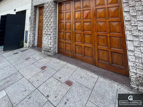 Depósito / Galpón con oficinas y vivienda –1 cuadra de AV. GENERAL PAZ