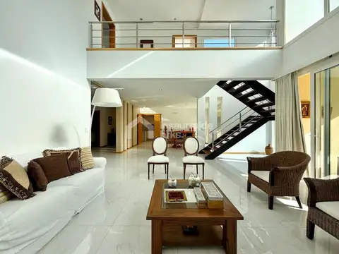 Casa en Venta con 3 cocheras