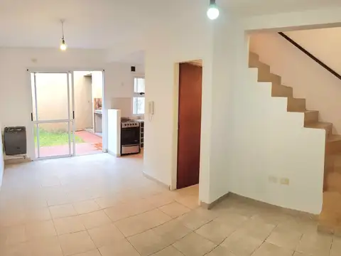 68 entre 5 y 6 . Duplex, 2 dormirtorios con patio  y parrilla