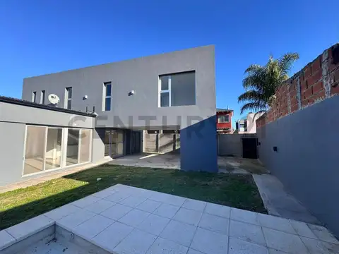 Casa en Venta con 2 cocheras