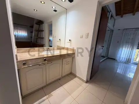 Casa con amplio jardin, en Sicardi