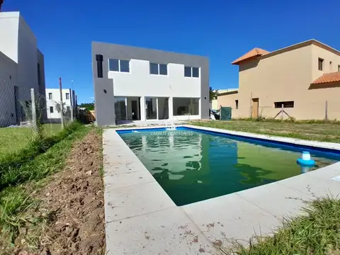 Casa en venta de 5 Ambientes y Pileta. Barrio San Pablo. Pilar. 100