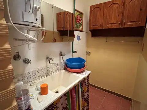 Casa americana tres ambientes, con cochera y fondo libre.-