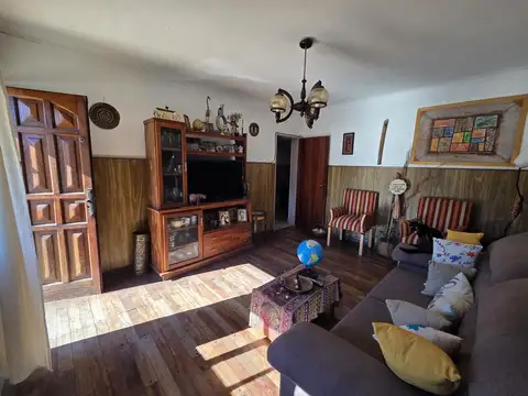 Casa 6 ambientes con 2 baños