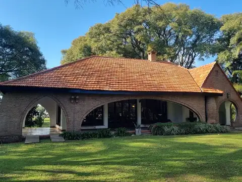VENTA - CASA ESTILO "CHACRA" SOBRE EL RÍO CORONDA
