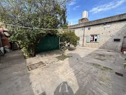 2 locales + departamento techo de losa y amplio patio