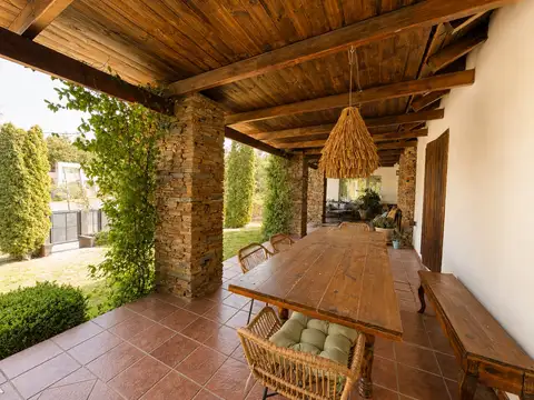 Casa en Alquiler con 2 cocheras