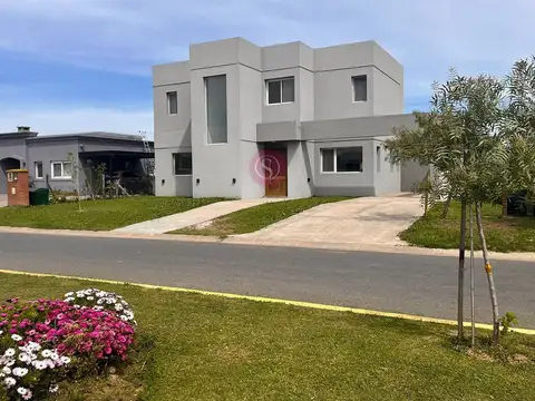 Casa en venta San Sebastián Area 8 --