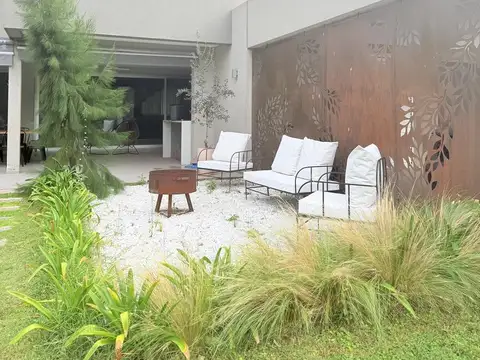 Casa 8 ambientes con 3 baños