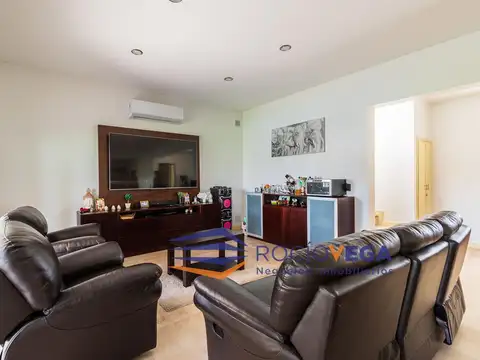 Casa en Venta con 2 cocheras