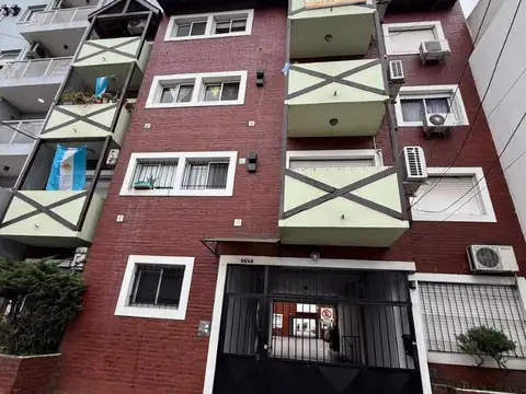 DEPARTAMENTO DE 3 AMB C/COCHERA DESCUBIERTA SOBRE AV. MITRE