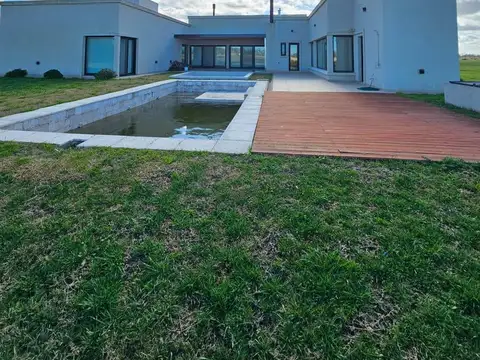 Casa 6 ambientes con 4 baños