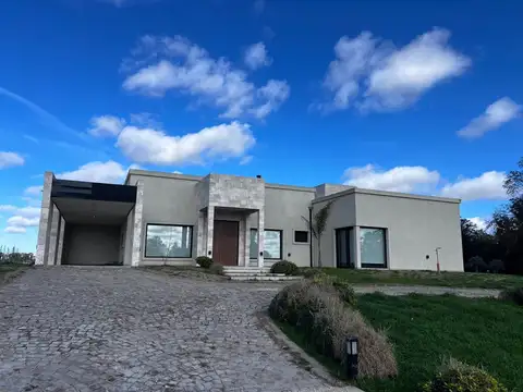 Casa en Estancia Villa María , Gran Terreno y Piscina