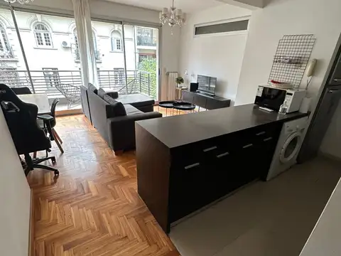 Excelente departamento de 2 ambientes al frente con balcón corrido totalmente amoblado, dos baños, todo en perfecto estado.