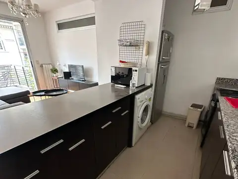 Excelente departamento de 2 ambientes al frente con balcón corrido totalmente amoblado, dos baños, todo en perfecto estado.