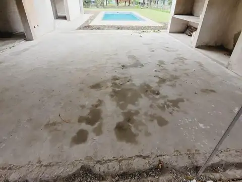 VENTA CASA DE 3 DORMITORIOS CON PILETA EN MIRALAGOS