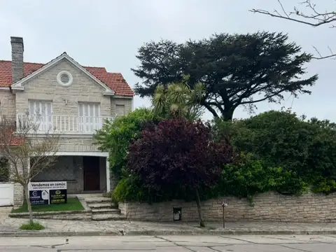 Residencia 7Amb. con dep. - sobre dos lotes - S. MARIS