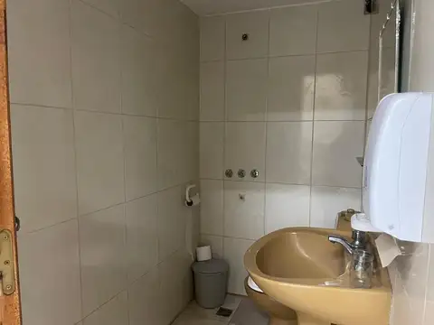 DEPOSITO U OFICINA EN PRIMER PISO CON 2 BAÑOS Y COCINA