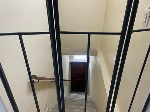 DEPOSITO U OFICINA EN PRIMER PISO CON 2 BAÑOS Y COCINA