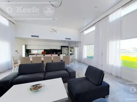 Casa en Venta con 4 cocheras