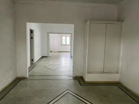 Casa 8 ambientes con 2 baños