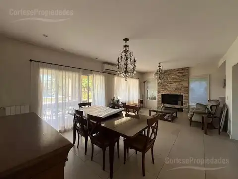 Casa en Alquiler con 2 cocheras