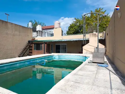 VENTA CASA 3 AMB CON PATIO, PILETA Y COCHERA