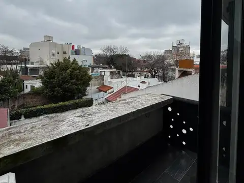 Moderno dos ambientes con balcón contrafrente